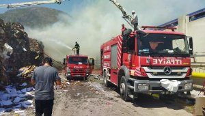 Fabrikada 80 bin ton hurda kağıt yanarak kül oldu