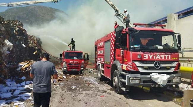 Fabrikada 80 bin ton hurda kağıt yanarak kül oldu