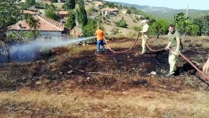 Fırtınada uçan çatı elektrik tellerini takılıp, yangına neden oldu