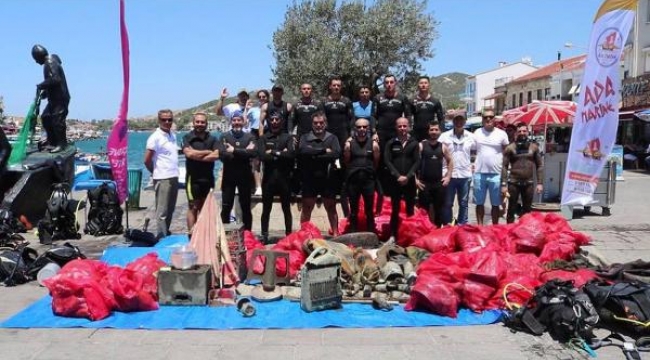 Foça'da dalgıçların denizden çıkardığı atıklar sergilendi