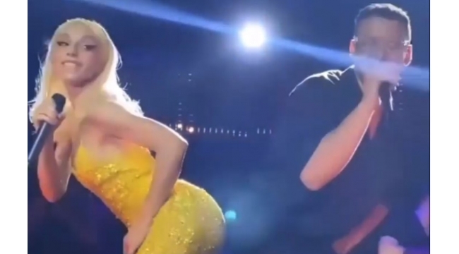 Gülşen Alaçatı'da kalça tokuşturdu