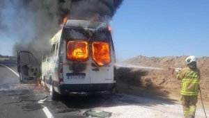 İşçi servis minibüsü alev alev yandı