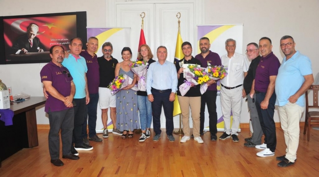 İzmir Atatürk Lisesi'nde YKS'de derece alan öğrencilere ödül töreni