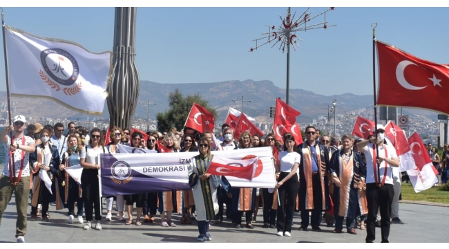 İzmir Demokrasi Üniversitesi'nden "15 Temmuz Demokrasi Yürüyüşü"