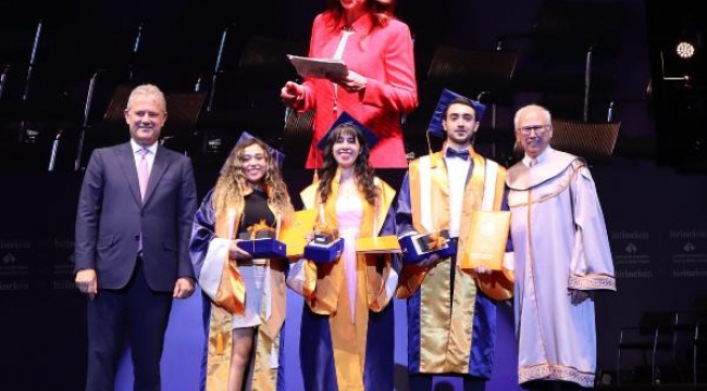 İzmir Ekonomi Üniversitesi'nde mezunlar kemanla uğurlandılar