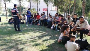 İzmir'de 278 kaçak göçmen ile 4 organizatör yakalandı