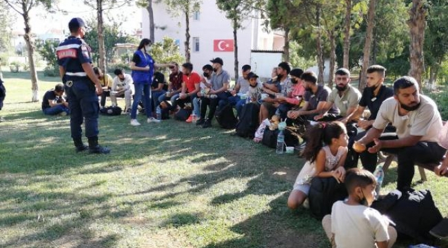 İzmir'de 278 kaçak göçmen ile 4 organizatör yakalandı