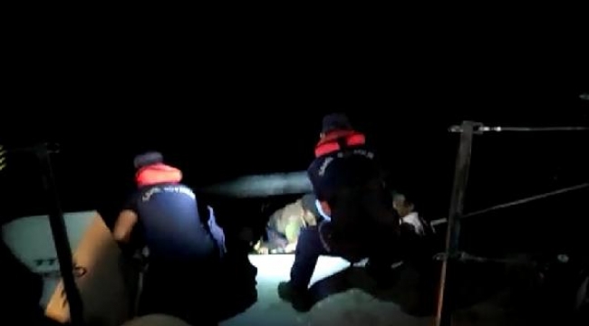 İzmir'de 57 kaçak göçmen kurtarıldı, 90 kaçak göçmen yakalandı 