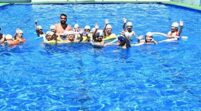 İzmir'de dezavantajlı mahallelerde çocuklar için 7 portatif havuz birden açıldı
