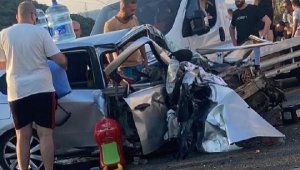 İzmir'de iki otomobil çarpıştı: 1 ölü, 6 yaralı 
