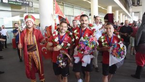 İzmir'de milli cimnastikçiler Mehter Takımı ile karşılandı