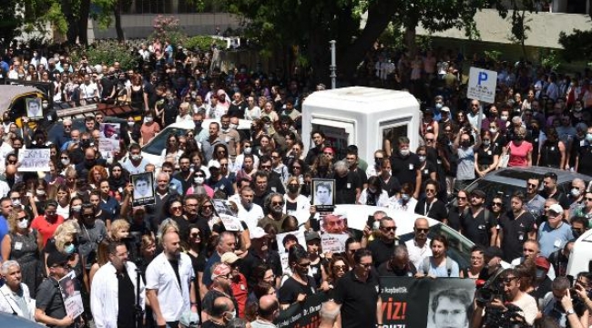 İzmir'de sağlık çalışanları yol kapattı, eylem yaptı