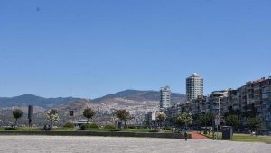İzmir'de sıcaktan sokaklar ve Kordon boş kaldı