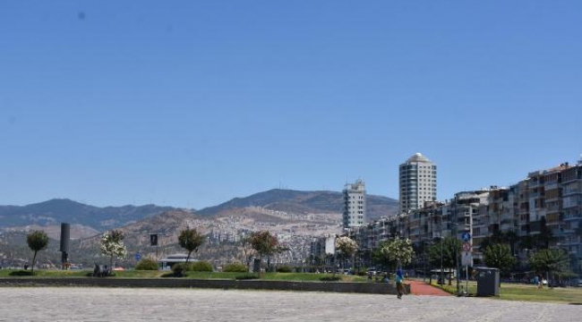 İzmir'de sıcaktan sokaklar ve Kordon boş kaldı