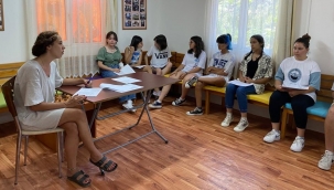 Karaburun'da 7-13 yaş arası çocuklar, yaz okulunda öğreniyor, eğleniyor