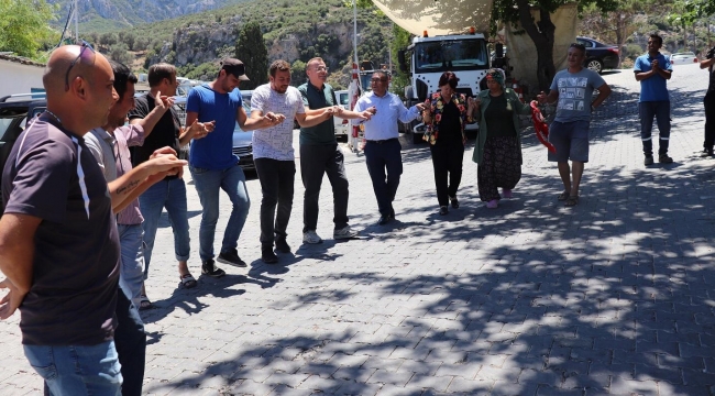 Karaburun'da belediye çalışanlarına halay çektiren toplu sözleşme
