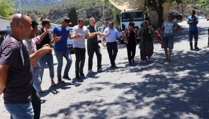 Karaburun'da belediye çalışanlarına halay çektiren toplu sözleşme