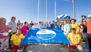 Karaburun'da Ardıç'a Mavi Bayrak çekildi, meydan açıldı