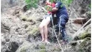 Kayalıklardan düşerken ağaca tutundu