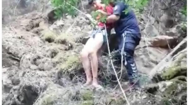 Kayalıklardan düşerken ağaca tutundu