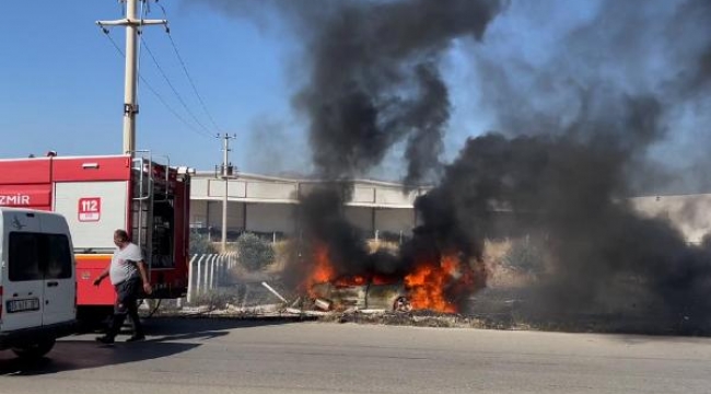 Kaza yapan otomobilde çıkan yangın, otluk alanı da yaktı
