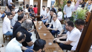 "Kemeraltı dökülüyor, başkan seyrediyor"