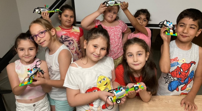 Konak Belediyesi'nin yaz okullarında çocuklar eğlenirken öğreniyor