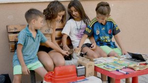 Kuşadası Belediyesi, yavru köpekleri besleyen çocuklara destek oldu