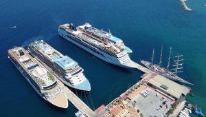 Kuşadası'na aynı gün 5 kruvaziyer gemisi geldi