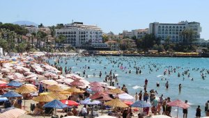 Kuşadası'nda gündüz plajlar, akşam yollar doldu