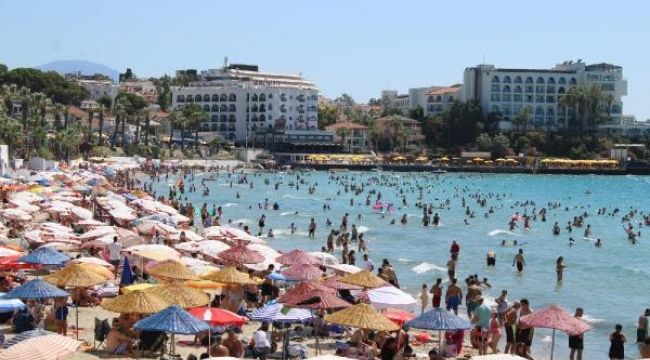 Kuşadası'nda gündüz plajlar, akşam yollar doldu