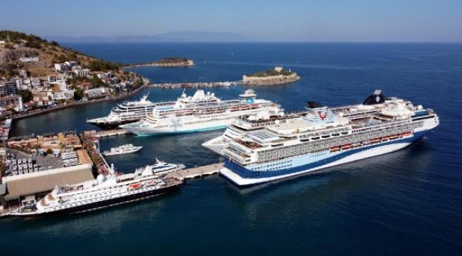 Kuşadası'nda 'kruvaziyer' hareketliliği; 2 günde 16 bin turist geldi