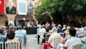 Kuşadası'nda kruvaziyerle gelen turistler için klasik müzik dinletisi