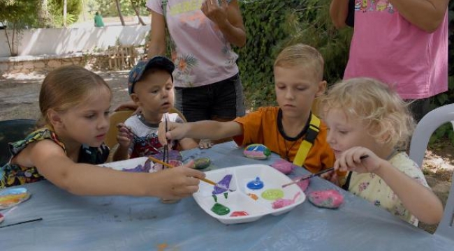 Kuşadası'nda yaşaşan Ukraynalı çocuklar barış için taş boyadı