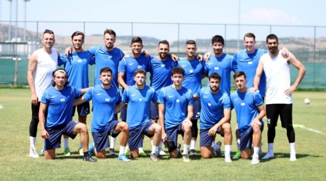 Menemen FK'dan 15 imza birden