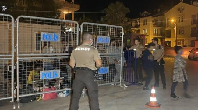 Muğla'da 2 minibüste 70 kaçak göçmen ile 4 organizatör yakalandı