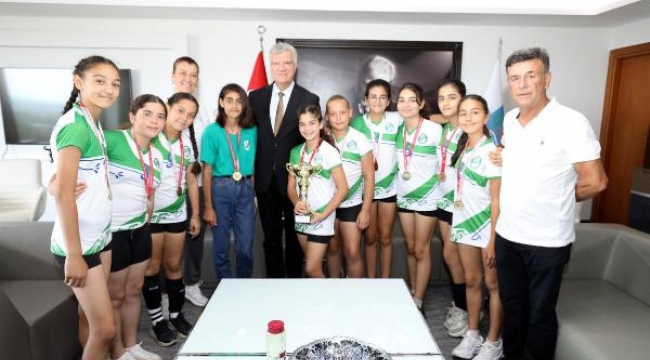 Narlıdere Belediyespor Voleybol Mini Kız Takımı şampiyon oldu