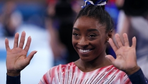 Olimpiyat şampiyonunu çocuk zanneden hostes boyama kitabı vermeye çalıştı