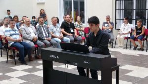 Otizmli öğrenciler hem eğitim alıyor hem müzik ziyafeti sunuyor