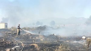 Otluk yangını mobilyacılara sıçramadan söndürüldü