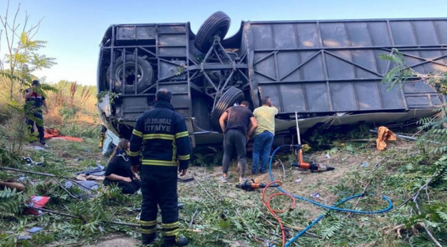 Otobüs devrildi: Biri çocuk 6 kişi ölü, 25 yaralı