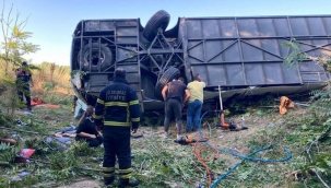 Otobüs devrildi: Biri çocuk 6 kişi ölü, 25 yaralı