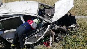 Otomobil, elektrik direğine çarptıktan sonra şarampole yuvarlandı: 2 ölü, 1 yaralı