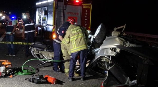Otoyolda otomobil bariyere çarptı: 3 ölü, 2 yaralı