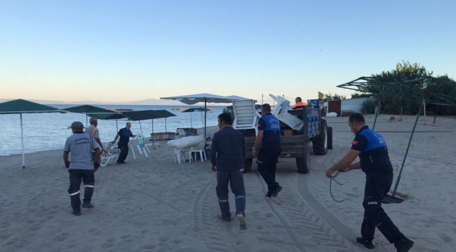 Plajda kilitli şezlong ve sandalyeler sabah operasyonuyla kaldırıldı