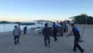 Plajda kilitli şezlong ve sandalyeler sabah operasyonuyla kaldırıldı