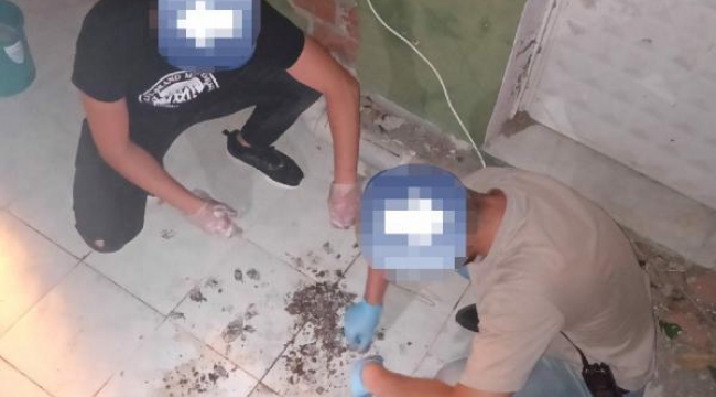 Polis gelince, esrarı klozete atıp sifonu çektiler