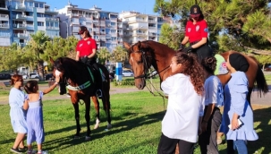 Sahillerde devriye gezen atlı polislere büyük ilgi