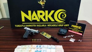 Satır ve kurusıkı tabancayla polislere saldırdı