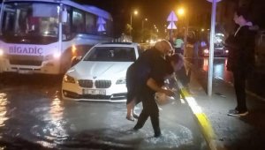 Suyla dolan caddede yaşlı kadını sırtında taşıdı